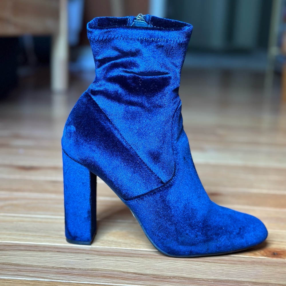 Blue velvet Steve Madden bootie